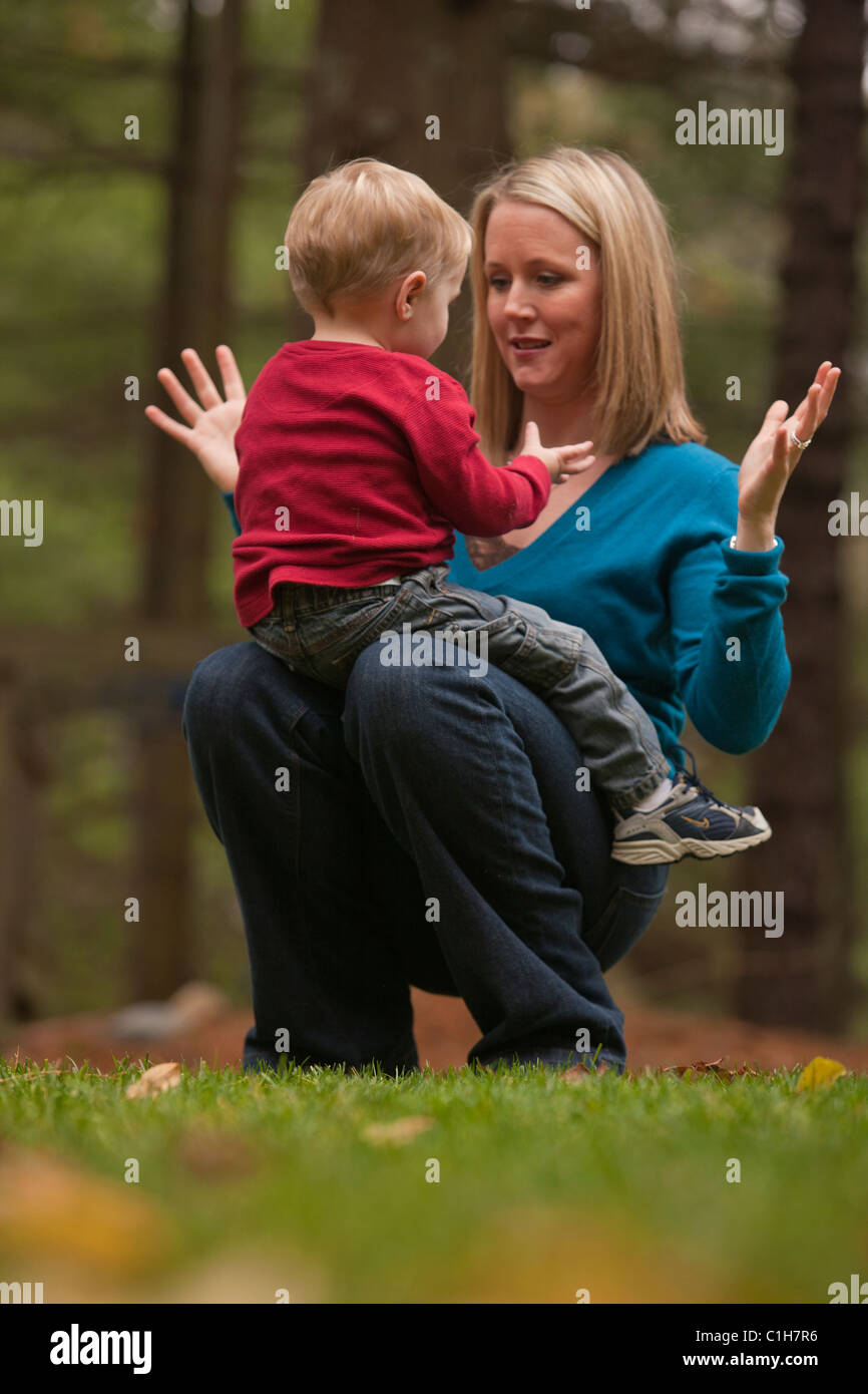 Frau, die Unterzeichnung des Satzes 'Alles' in amerikanischer Gebärdensprache während der Kommunikation mit ihrem Sohn Stockfoto