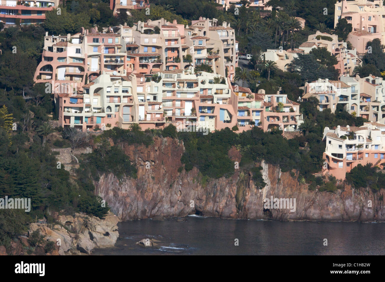 Rosa Gebäude an der Küste der Côte d ' Azur, Mittelmeer Stockfoto