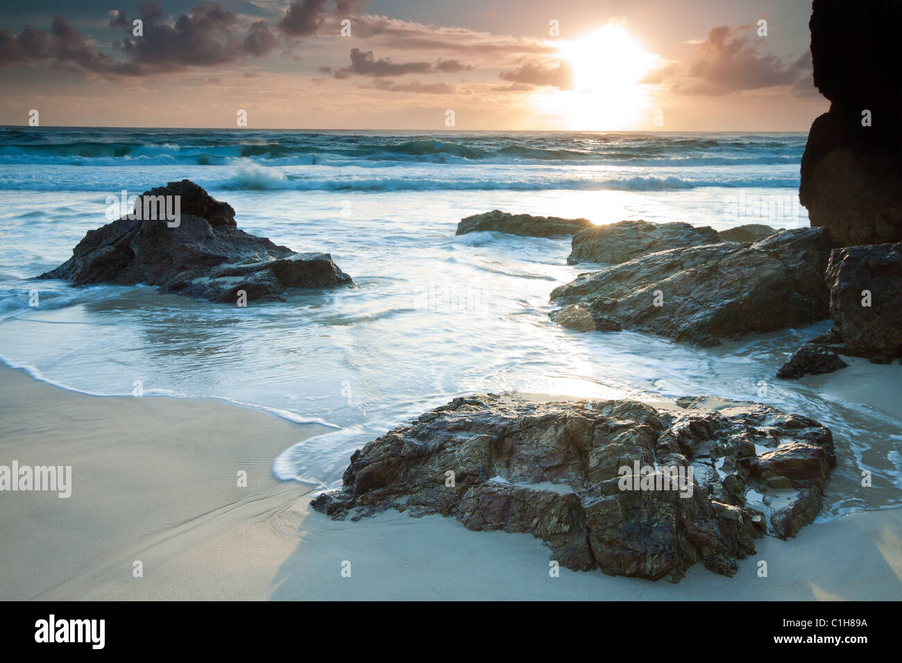 Australische Seelandschaft bei Sonnenaufgang (Miami Beach, Queensland, Australien) Stockfoto