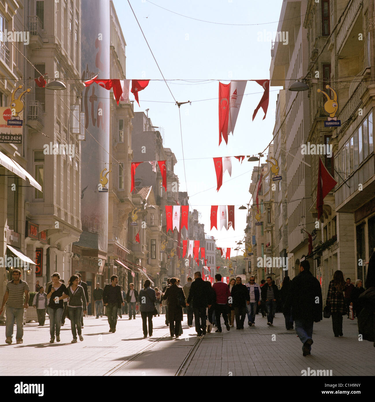 Istiklal Caddesi Avenue in Beyoglu in Istanbul in der Türkei in Nahost-Asien. Tourismus Tourist People Life Lifestyle Street Scene Wanderlust Reisen Stockfoto