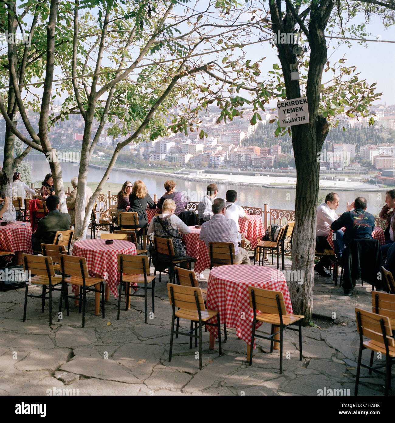 Pierre Loti Cafe in der Nähe Eyup Moschee am Goldenen Horn in Istanbul in der Türkei im Nahen Osten Asien. Essen und Trinken Getränke Entspannung im Freien essen Urlaub Reisen Stockfoto