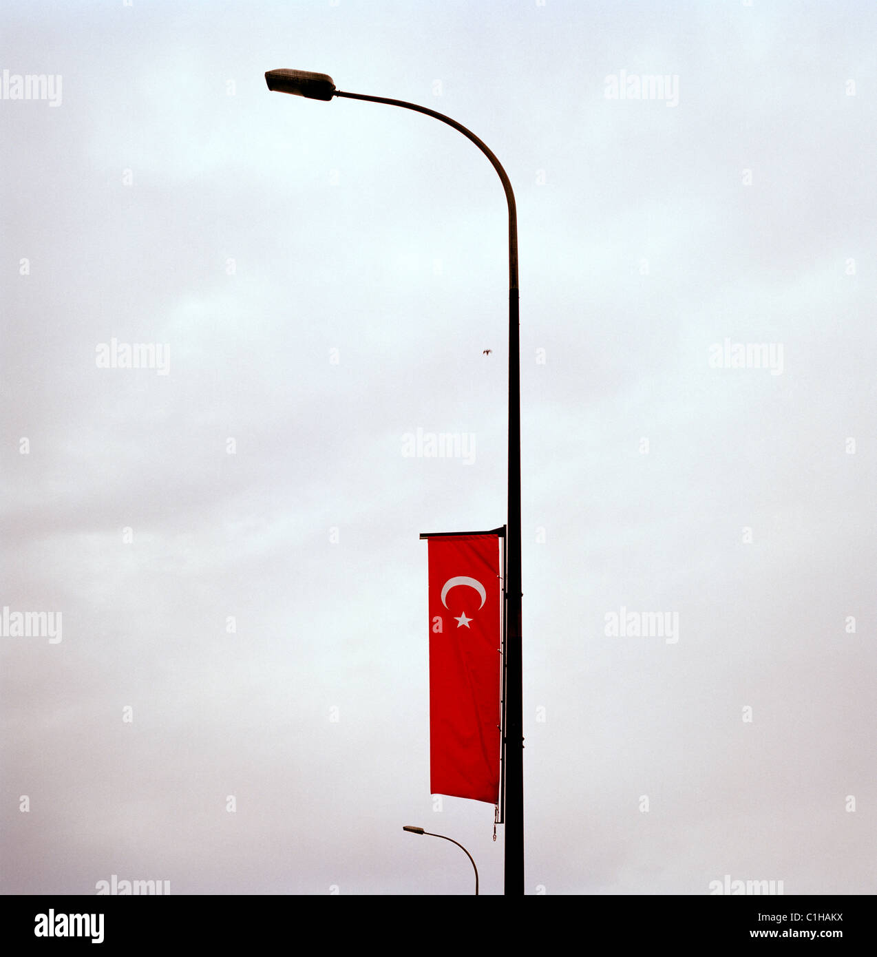 Türkische Flagge in Istanbul in der Türkei im Nahen Osten Asien. Flaggen Nation Nationalismus Patriotismus Sky Minimalismus minimalistischen Halbmond und Stern Reisen Stockfoto