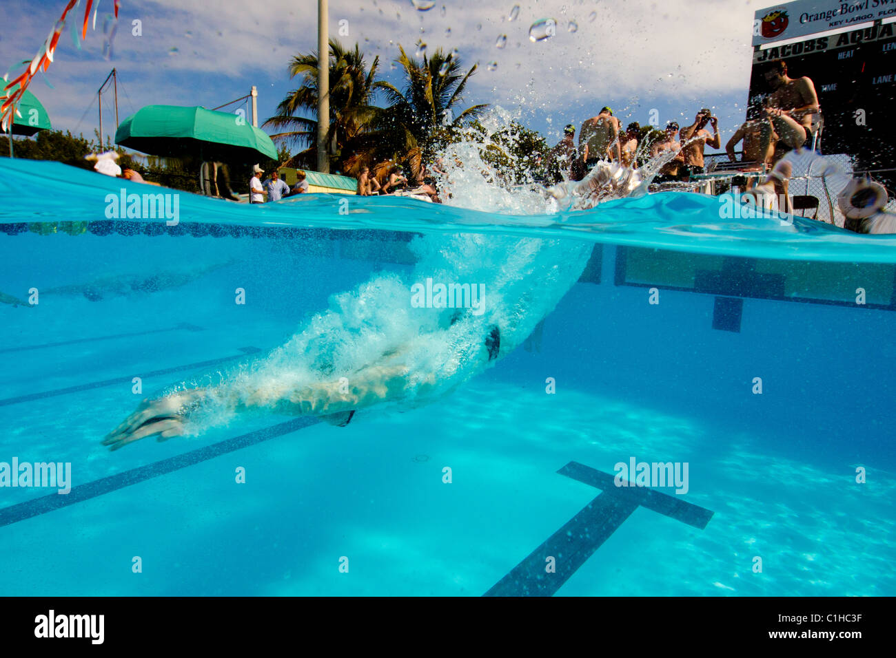 Männlichen Konkurrenten in der Stiftskirche Orange Schüssel schwimmen klassischen Praktiken Startblock Eintrag Stockfoto