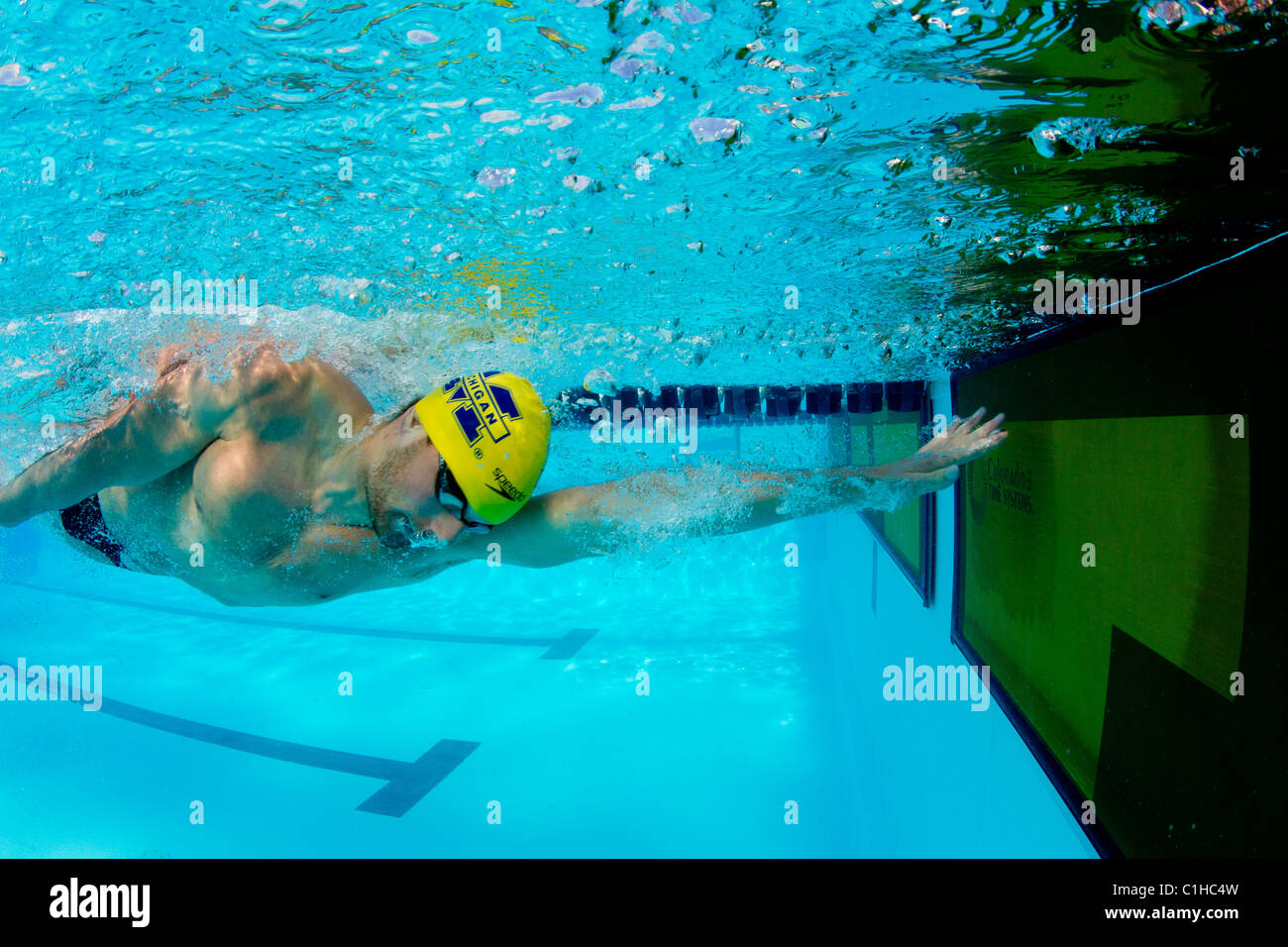 Männlichen Konkurrenten in der Stiftskirche Orange Schüssel schwimmen Classic beendet Rennen. Stockfoto