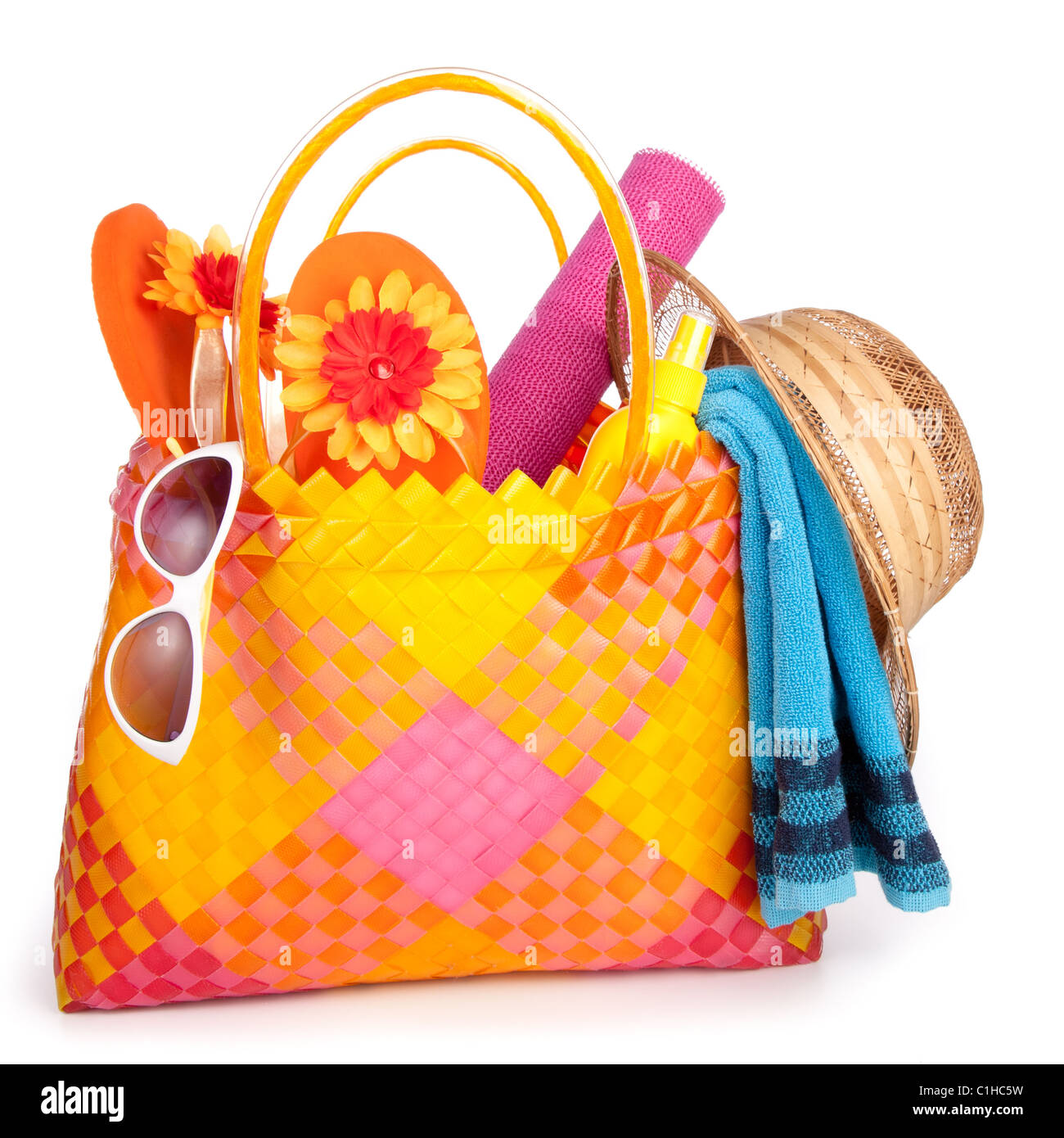 Strandtasche mit Handtuch Sonnenbrille Flip-flops und hat.isolated auf weiß Stockfoto