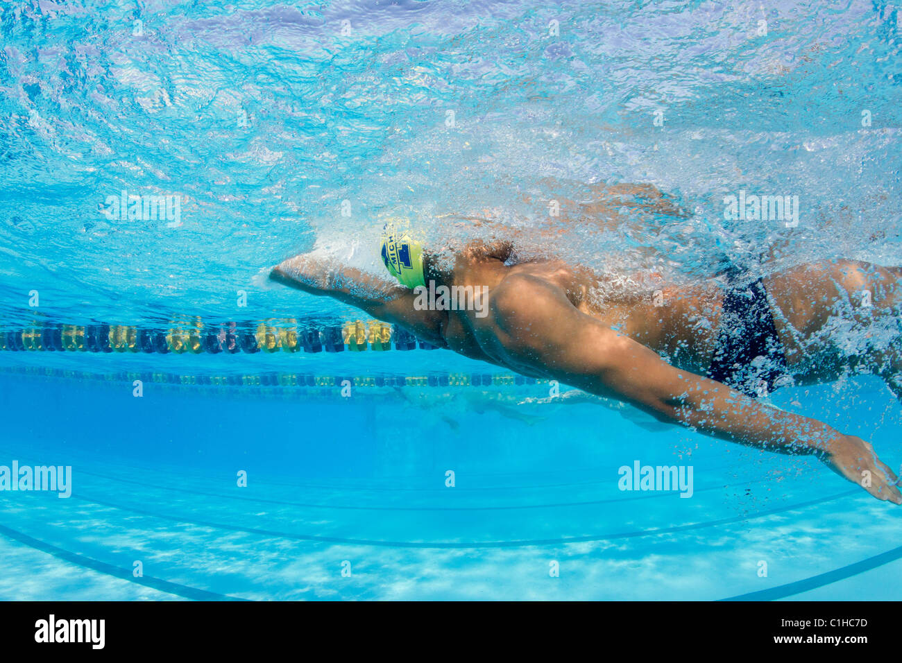 Männliche Schwimmer konkurrieren in einem Rücken-Event bei der jährlichen Orange Schüssel schwimmen Classic, Key Largo, Florida Stockfoto
