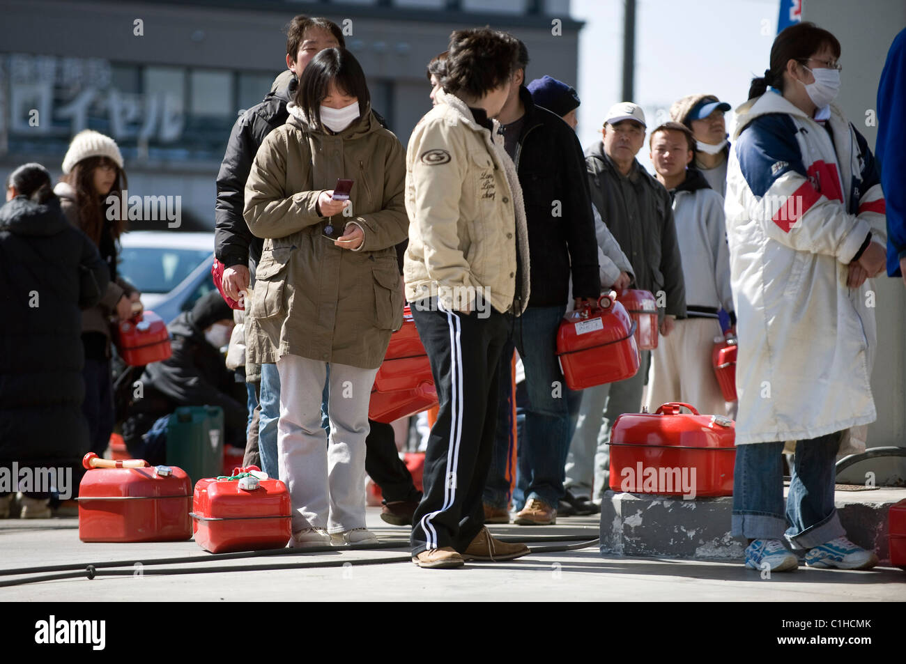 Bewohner Line-up für Stunden um ihre Tanks mit Gas in Sendai, Japan am 19. März 2011 zu füllen. Stockfoto