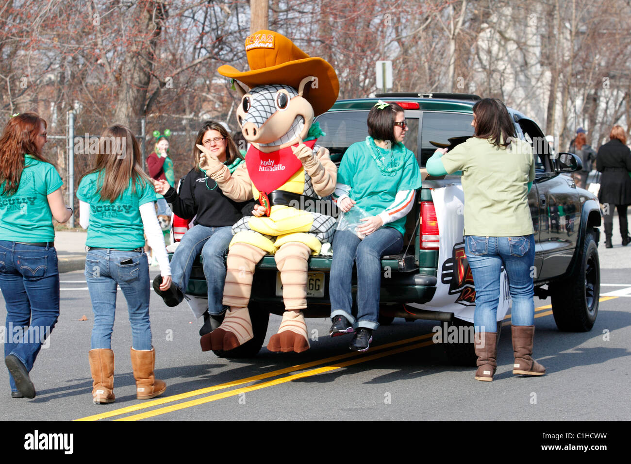 Andy Armadillo von Texas Roadhouse in eine St. Patricks Day Parade Stockfoto