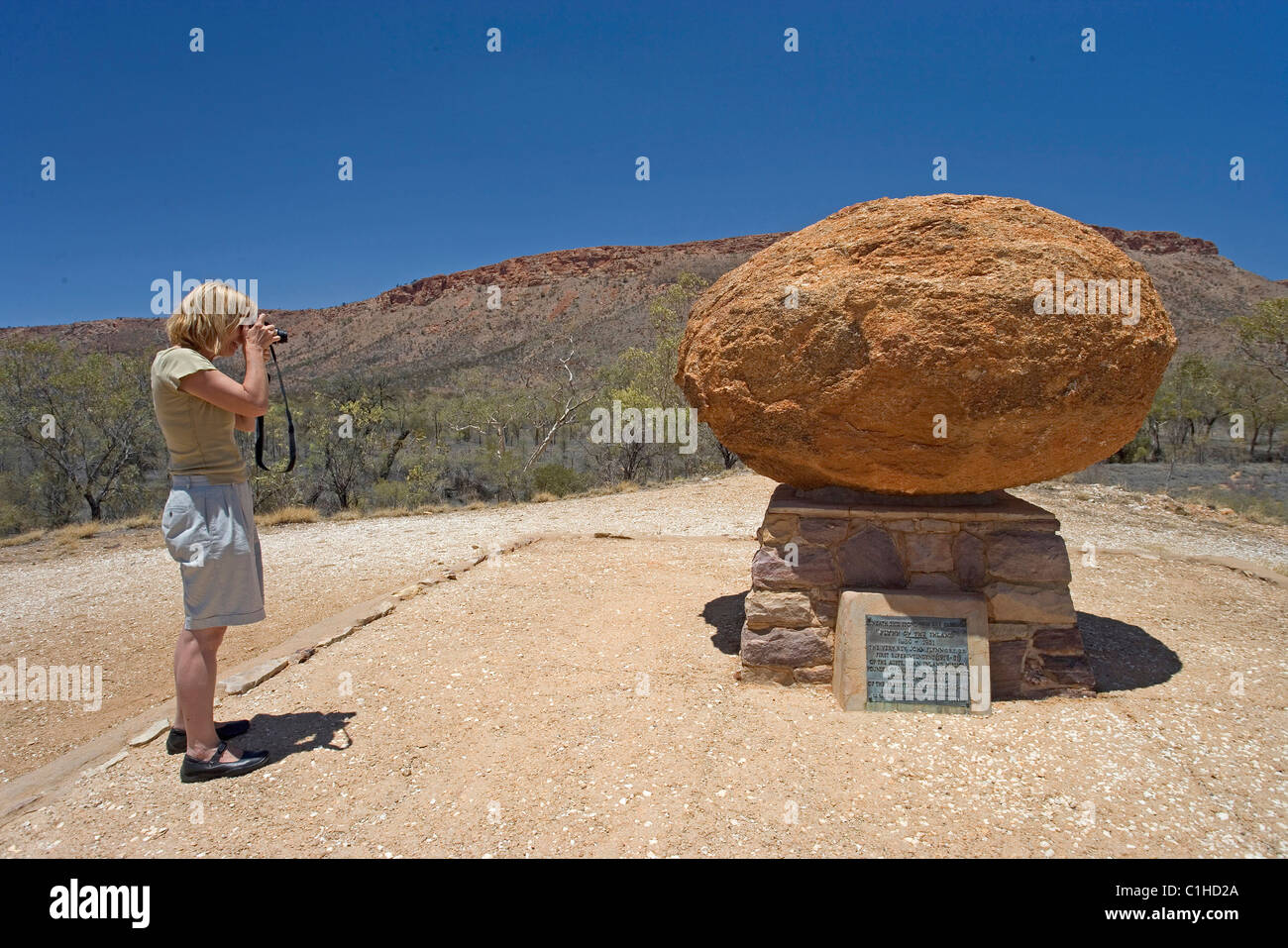 Australien, Denkmal für John Flynn Schöpfer des Flying Doctors, in der Nähe von Alice Springs, Northern Territory Stockfoto