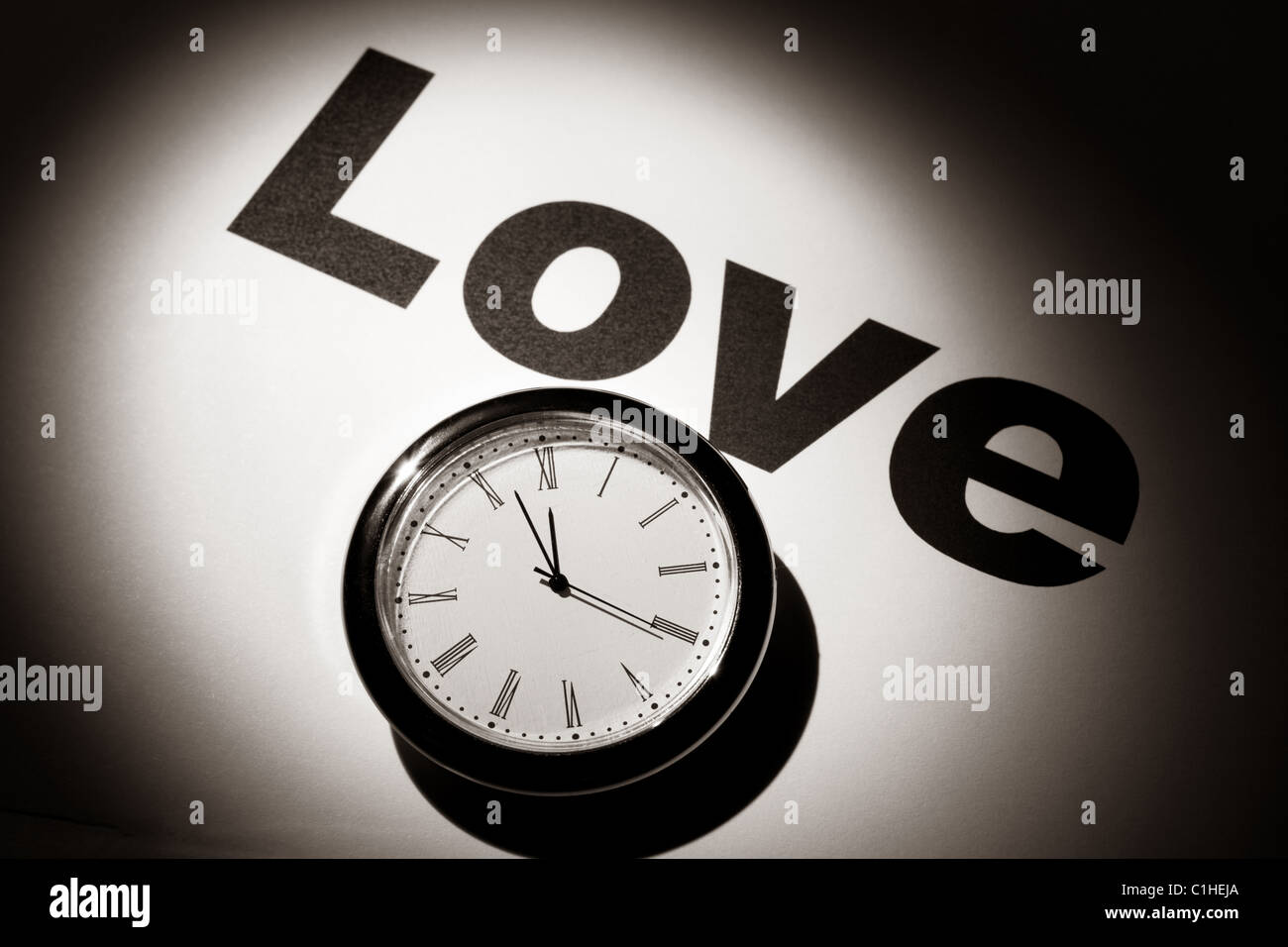 Uhr und Wort der Liebe für Hintergrund Stockfoto