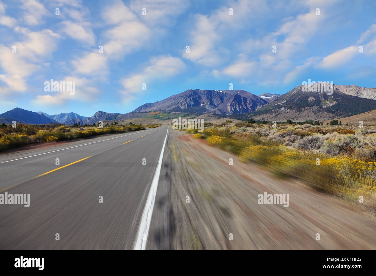 Eine Reise mit hoher Geschwindigkeit durch die bunten Herbst Wüste Stockfoto