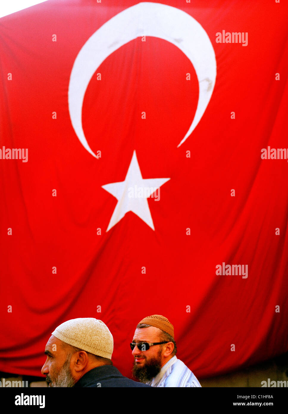 Türkische Flagge in Fener und Balat in Istanbul in der Türkei im Nahen Osten Asien. Nationalismus Patriotismus Flags Reportage Lifestyle Kultur Reisen Stockfoto