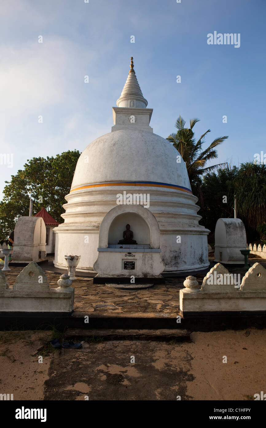 In der Nähe von Unawatuna Beach auf den Süden von Sri Lanka ist ein buddhistischer Tempel gesehen. Stockfoto