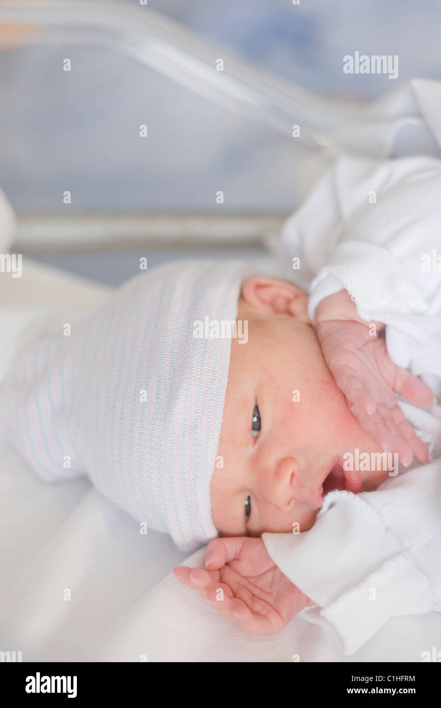 Neugeborenes Baby schläft in seinem Bettchen Krankenhaus Stockfotografie Alamy