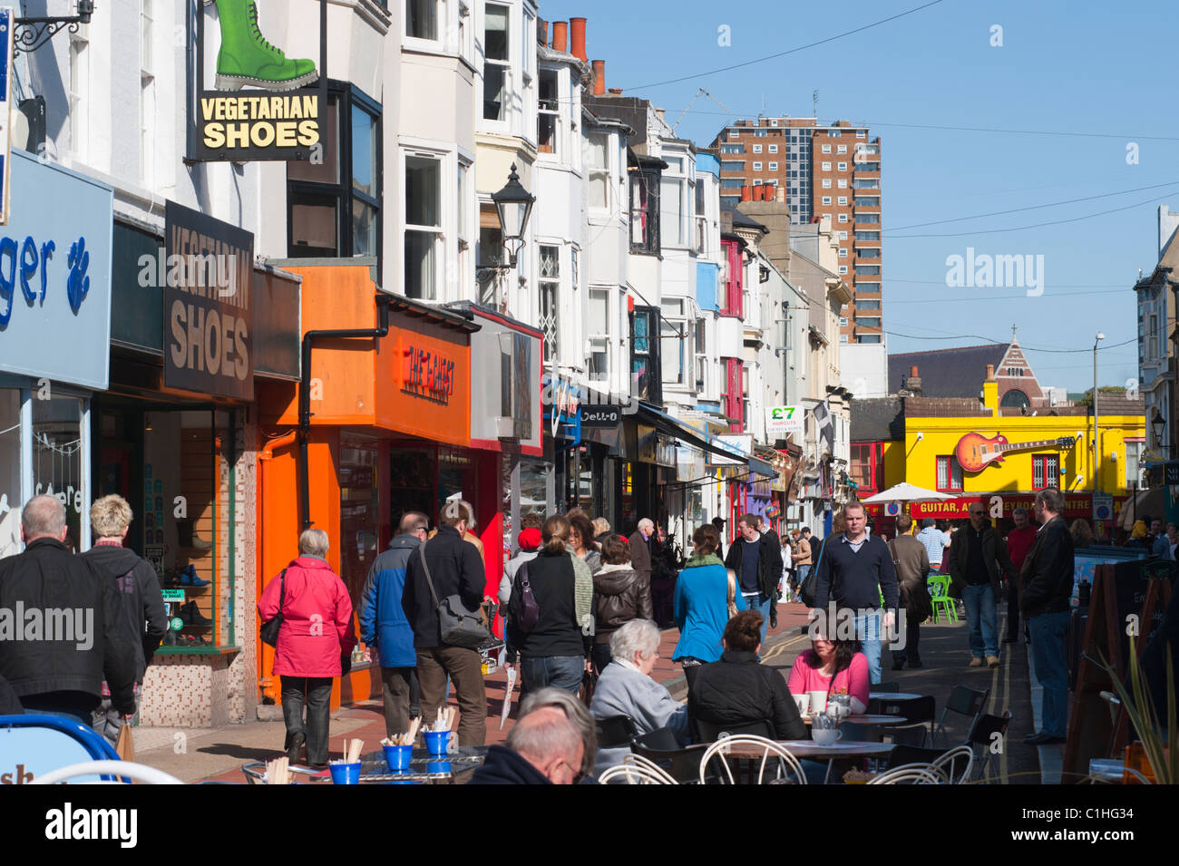 Menschen in Brighton, East Sussex, England, im frühen Frühlingssonnenschein in Gardner Street im Bereich Nord Gassen der Stadt. Stockfoto