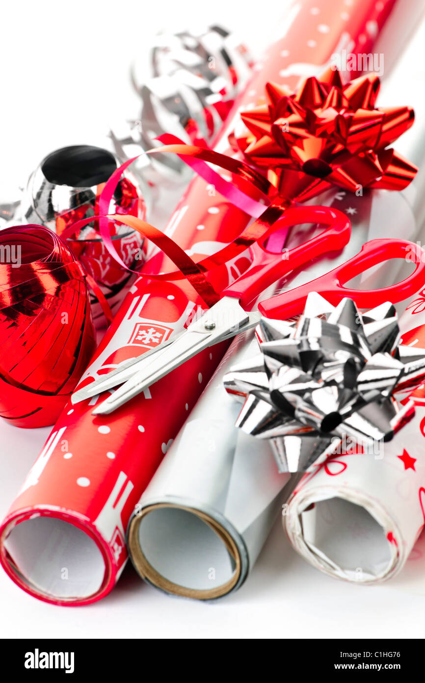Rollen Weihnachten Geschenkpapier mit Bändern, Schleifen und Schere Stockfoto