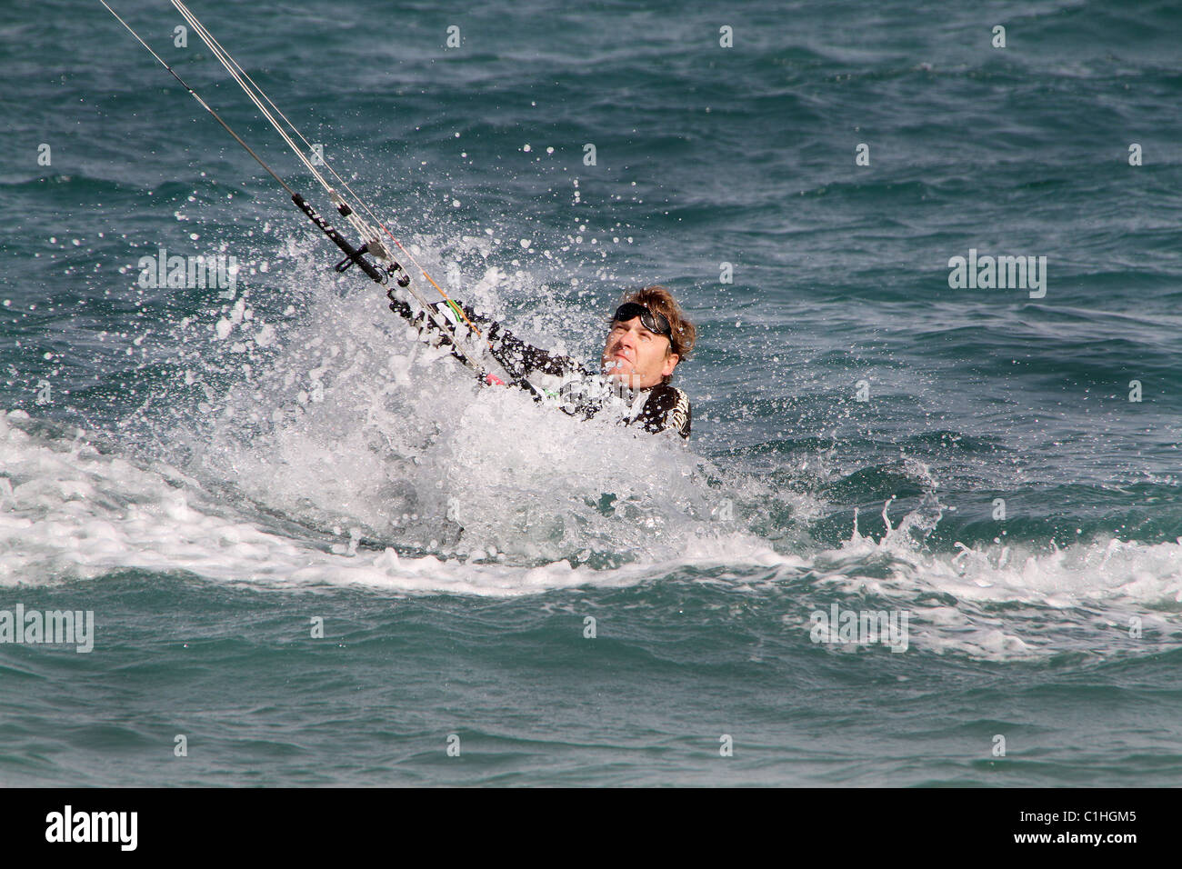 Mann Kite Surfen auf Mallorca. Stockfoto