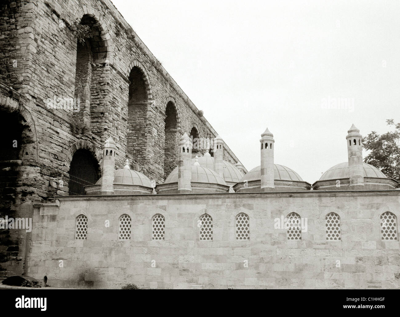 Kleinen Minarett einer Moschee in Valens-Aquädukt in Istanbul in der Türkei im Nahen Osten Asien. Geschichte Religion Architektur Baudenkmal Reisen Stockfoto