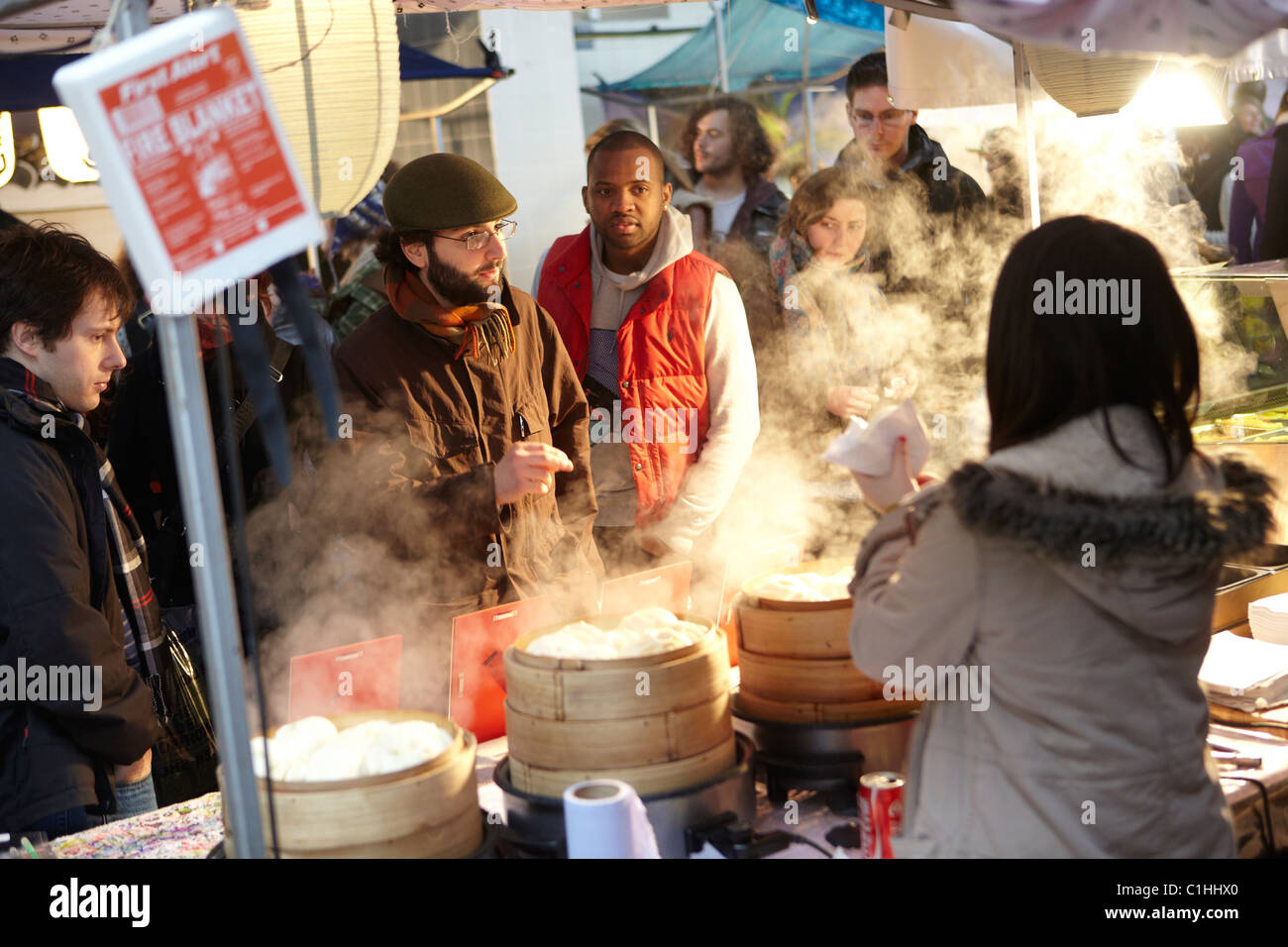 LONDON GROßBRITANNIEN BRICK LANE ESSENSSTÄNDE Stockfoto