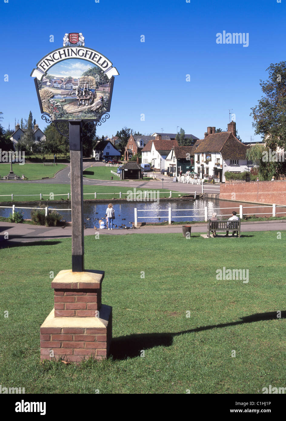 Village Green & Teich Finchingfield fundamentale idyllischen englischen Dorf unterzeichnen alle Erstellen iconic Postkartenlandschaft blauer Himmel tag Essex UK Stockfoto