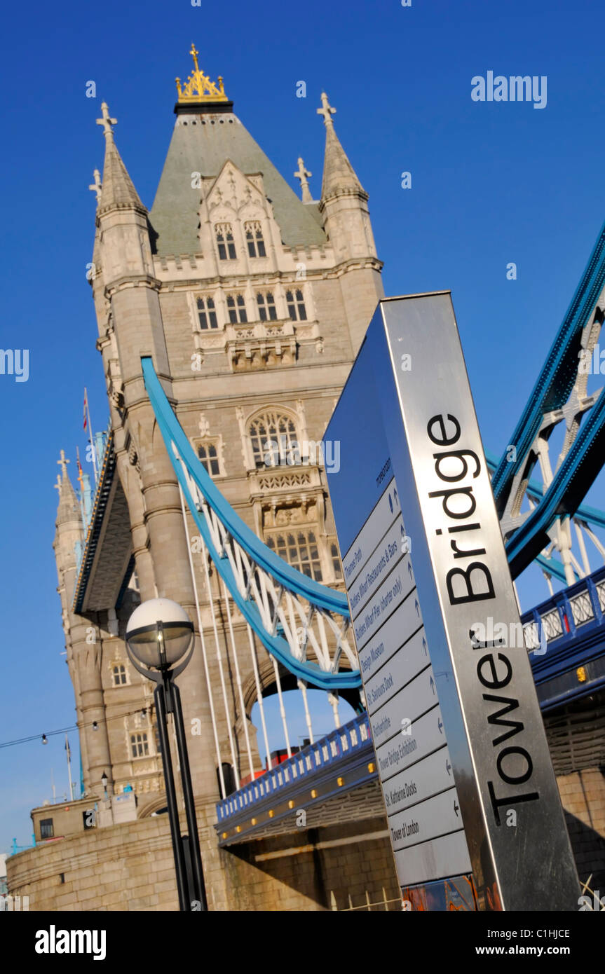 Street Scene moderne lesbar London street sign Post neben ikonischen historischen Tower Bridge auf blauen Himmel tag Tower Bridge Road Southwark England Großbritannien Stockfoto