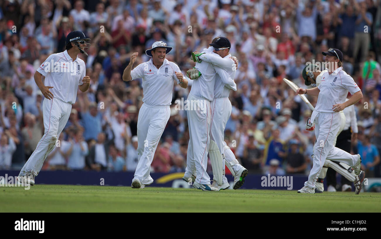 Graeme Swann ist gratulierte nach dem Schließen von Simon Katich während der fünften Testspiel der Asche auf das Oval, London, England. Stockfoto