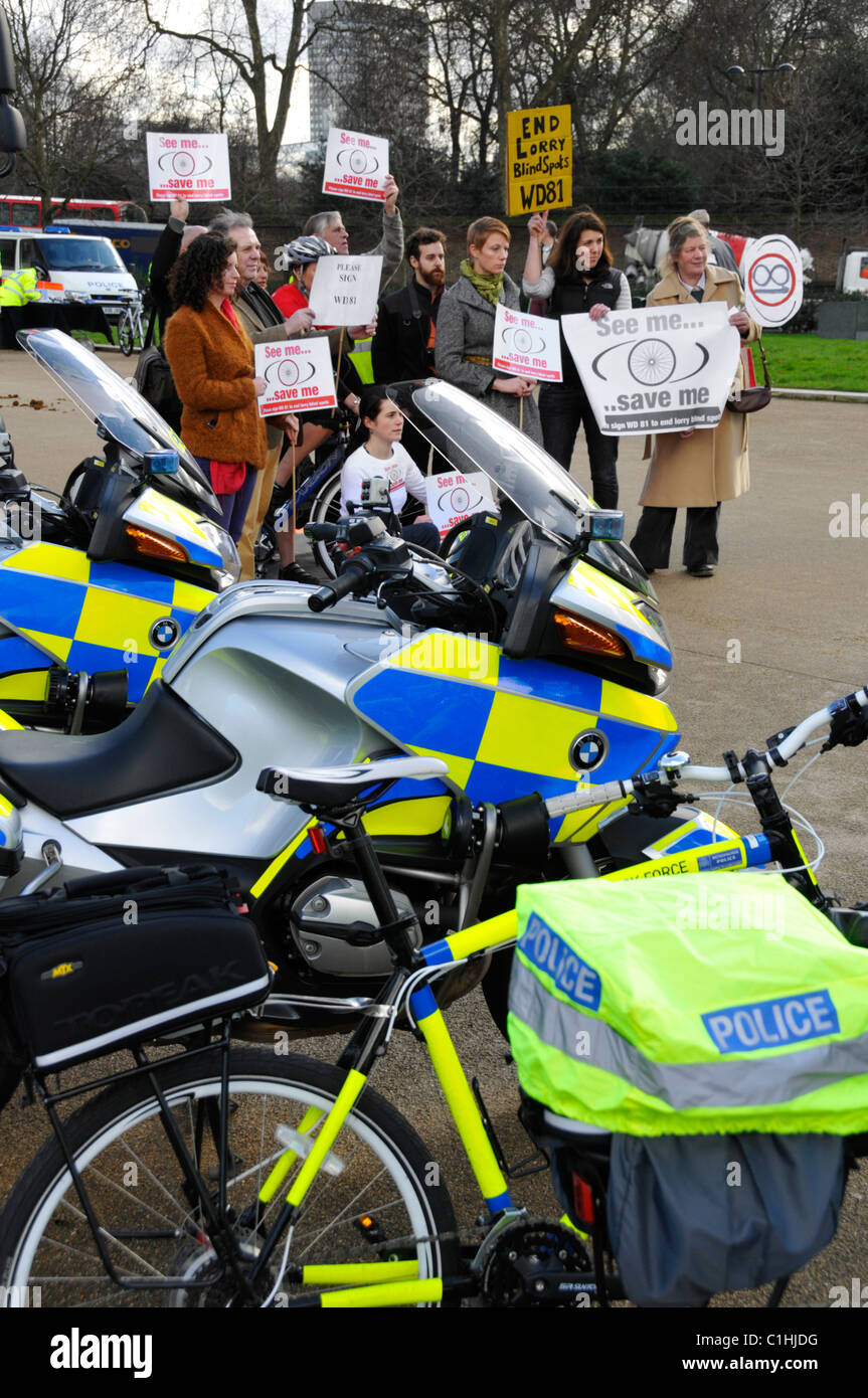 Kleine Gruppe von Radfahren Mitkämpfer bei Foto Gesetzgebung über Lkw-blinde Flecken polizeiliche Unterstützung bei Hyde Park Corner London England UK zu fördern. Stockfoto