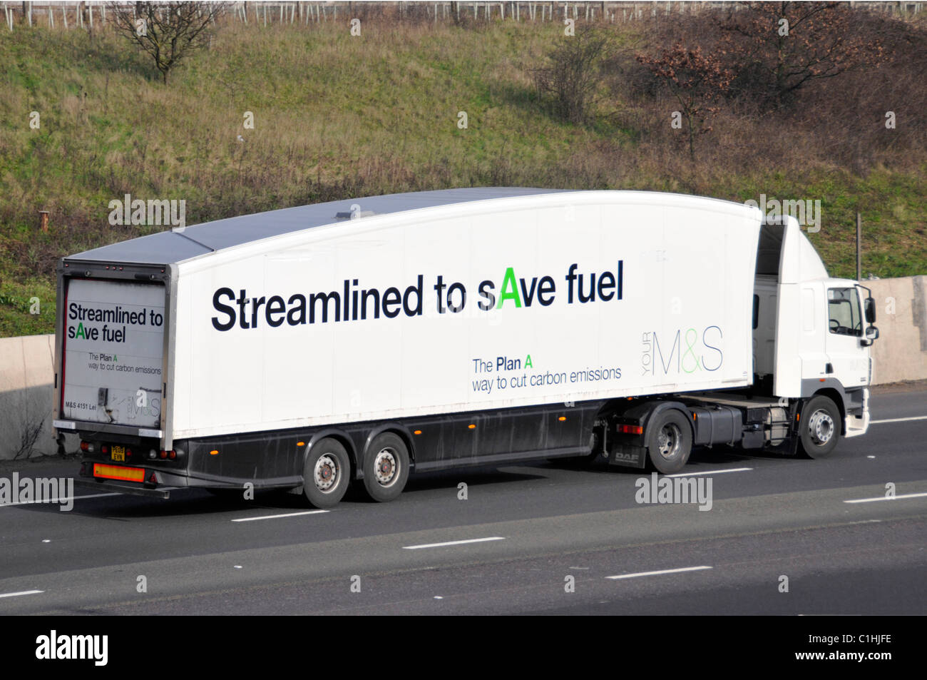 Daf-Marks und Spencer Supply Chain Store delivery Lkw Lkw mit optimierten aerodynamischen M&S Anhänger Form Kraftstoff entlang de Autobahn fahren zu speichern. Stockfoto