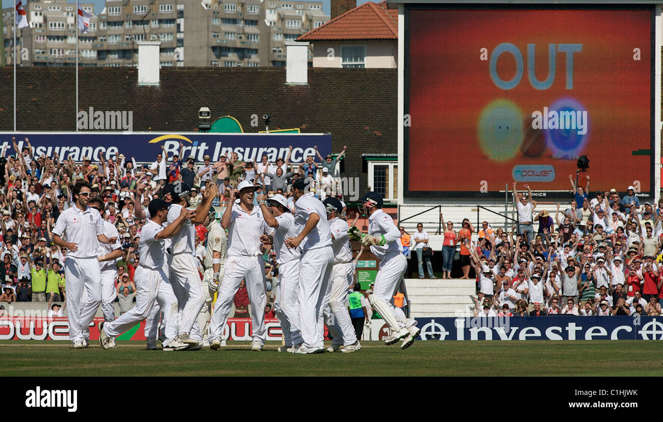 Michael Clarke ist von Andrew Strauss auslaufen und England feiern die dritten Schiedsrichter Entscheidung während der fünften Testspiel der Asche. Stockfoto