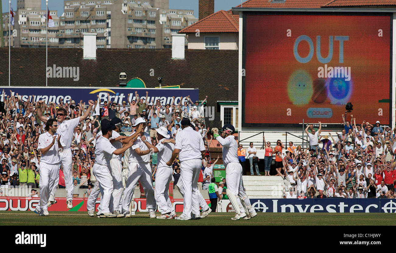 Michael Clarke ist von Andrew Strauss auslaufen und England feiern die dritten Schiedsrichter Entscheidung während der fünften Testspiel der Asche. Stockfoto