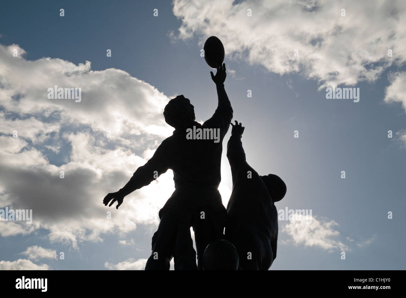 Rückwärtiger Blick auf die Bronzeskulptur von Gerald Laing, die eine Rugby-Linie zeigt, vor dem Allianz Stadium, Twickenham, London, Großbritannien. Stockfoto
