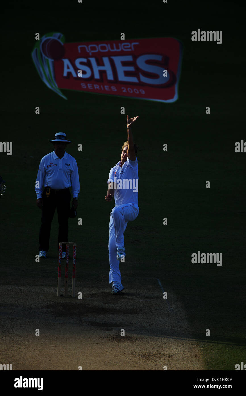 Stuart Broad bowling bis spät in den Abend-Session während der fünften Testspiel der Asche auf das Oval, London, England Stockfoto