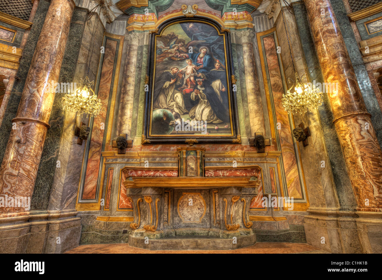 Santa Maria Maddalena Kirchenraum in Alba, Italien. Stockfoto