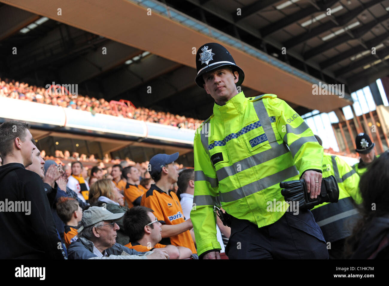 Polizisten, die Polizeiarbeit Fußball Menge uk Stockfoto