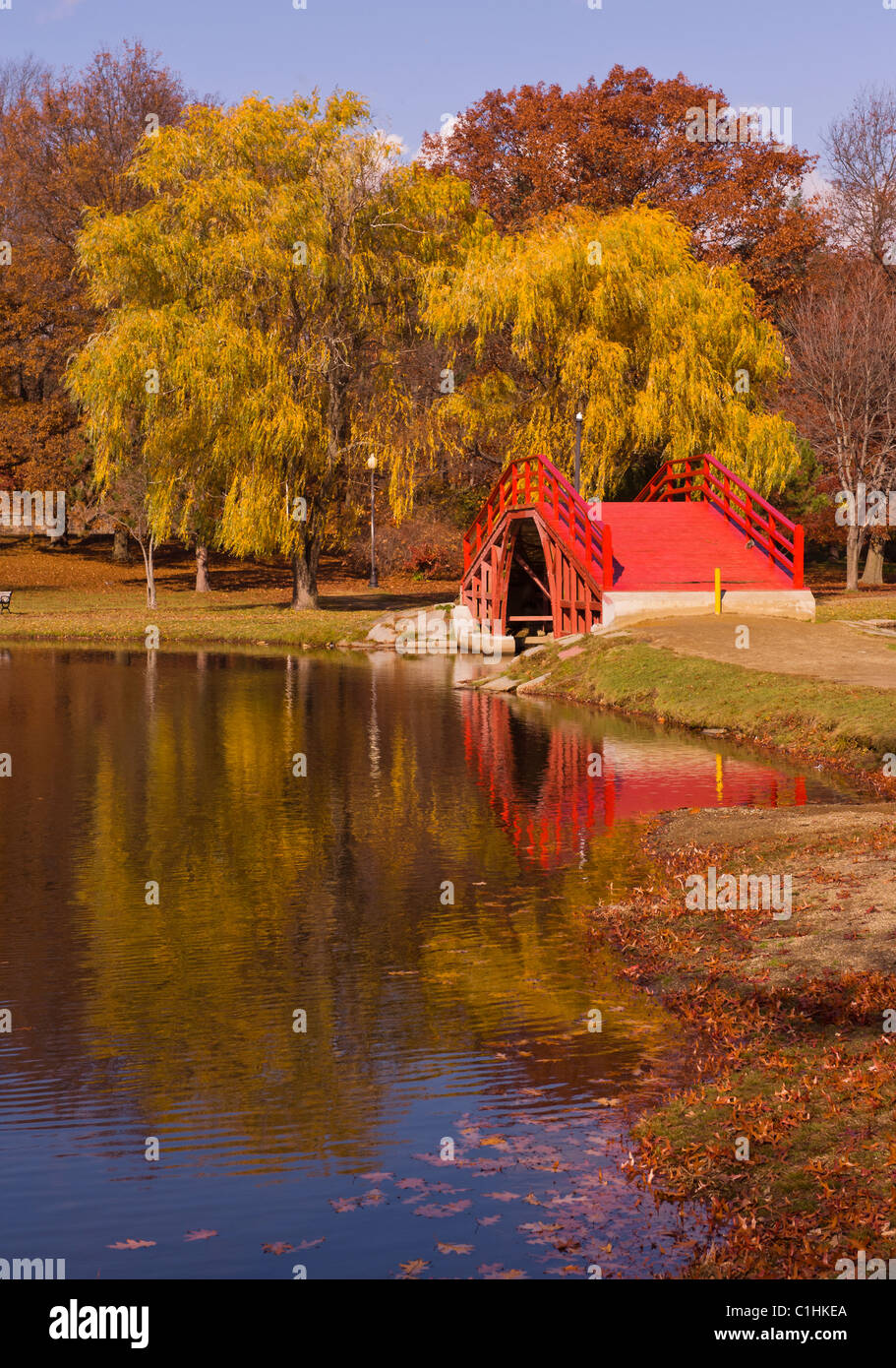 Die "Andere" rote Brücke in Elm Park, Downtown Worcester, Massachusetts, USA. Stockfoto