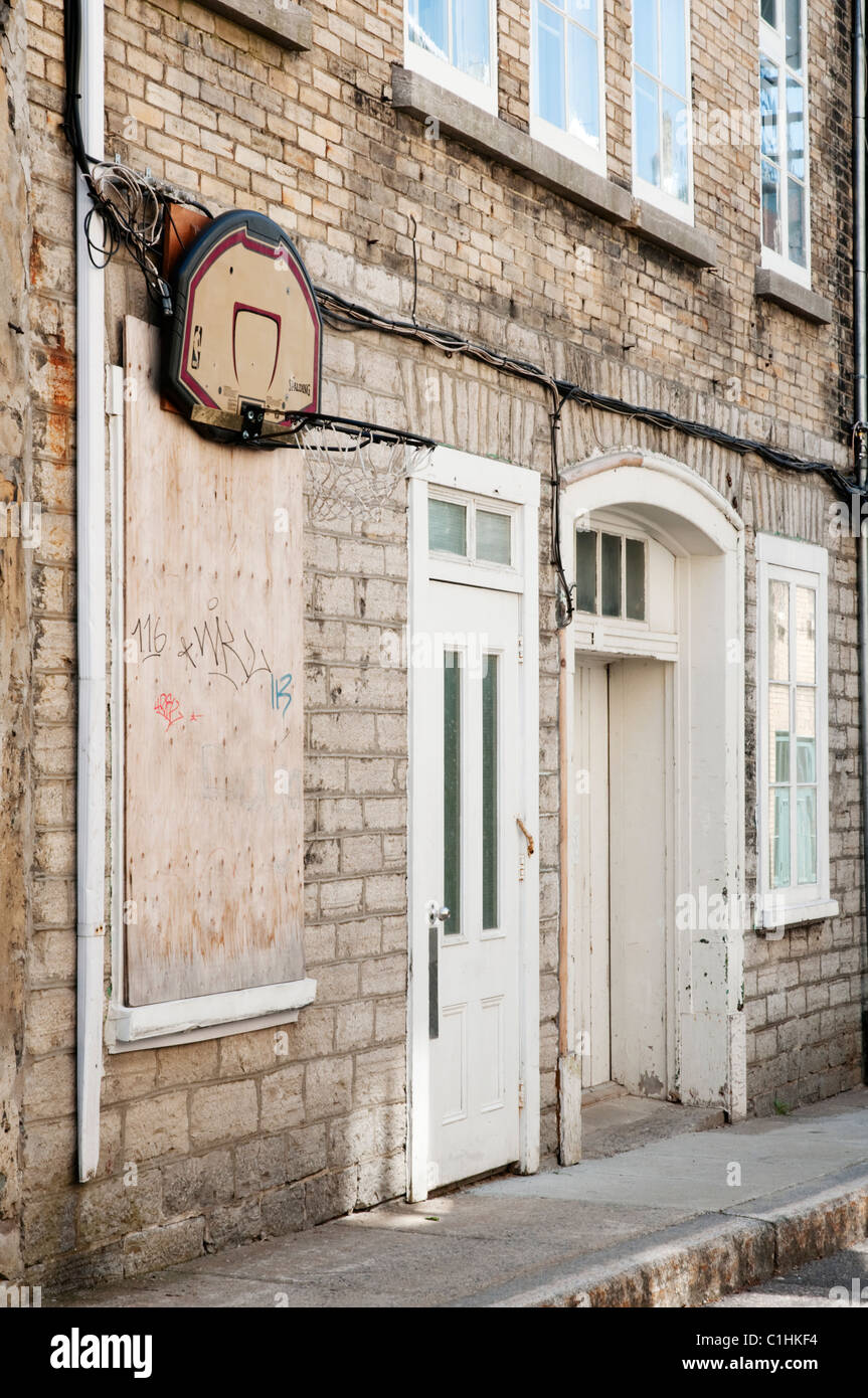 Alle verfügbaren Stadtraum wird in Old Quebec Stadt verwendet, wie gesehen von diesem Basketball-net Setup gegen ein Kulturdenkmal. Stockfoto