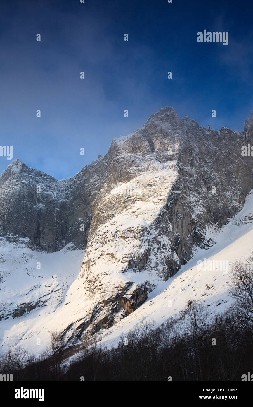 Winterlandschaft aus Romsdalen, Rauma Kommune, Møre og Romsdal, Norwegen. Stockfoto