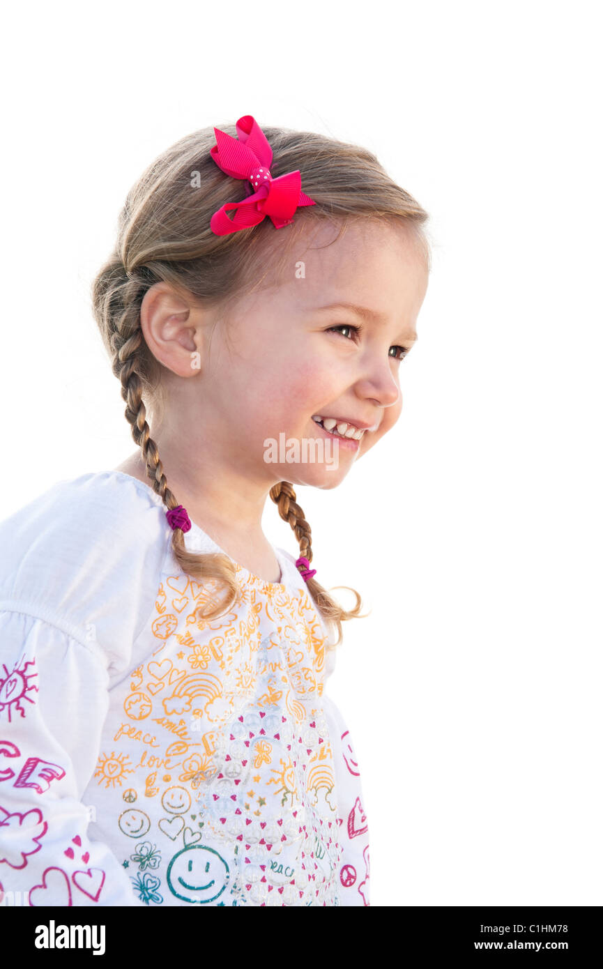 Ein Lächeln auf den Lippen drei Jahre alten Mädchen mit Pferdeschwanz auf weißem Hintergrund. Stockfoto