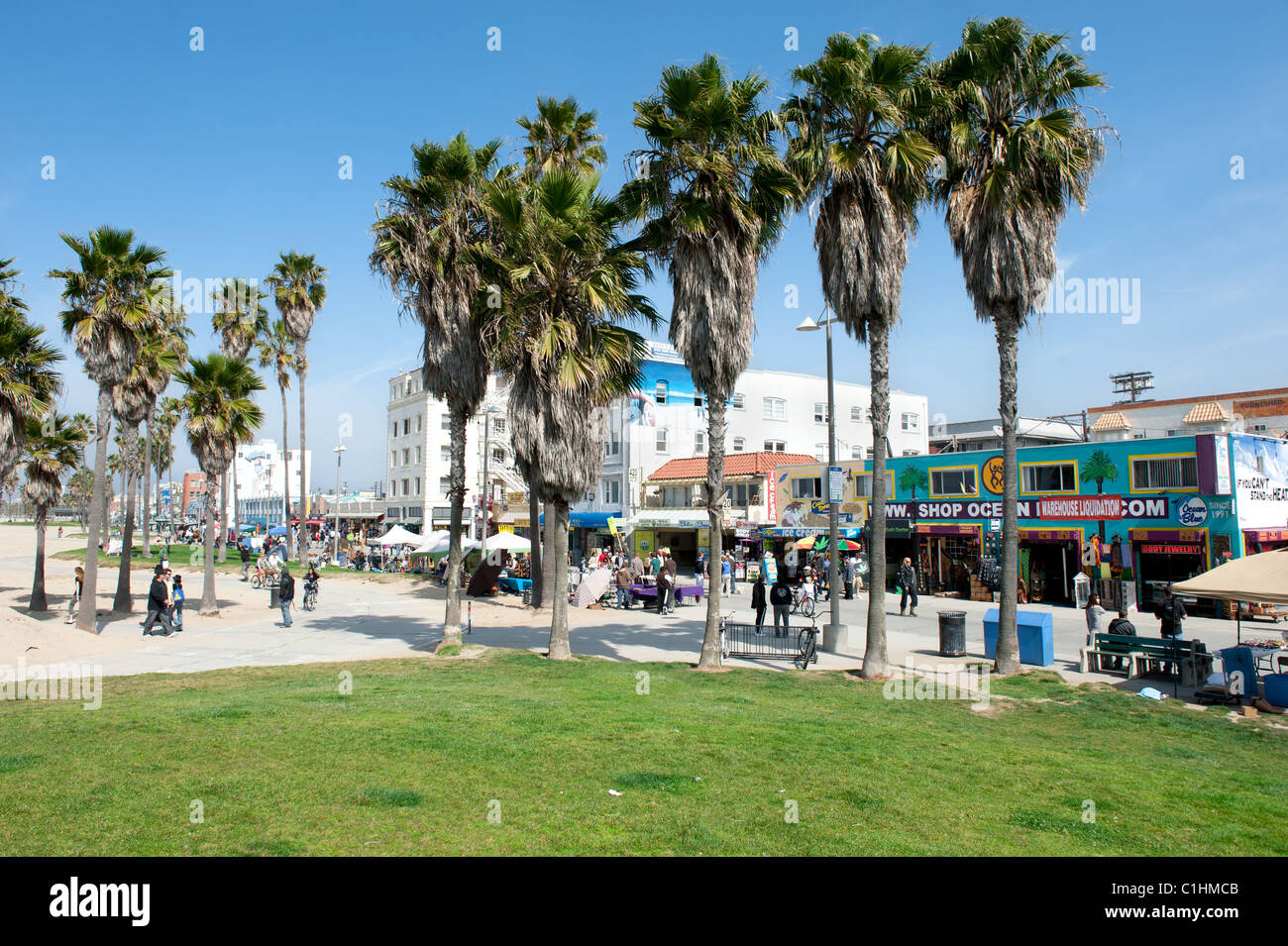 Welt berühmten Venice Beach Boardwalk beherbergt fast zwei Meilen von Geschäften, Restaurants und Straßenhändler Stockfoto