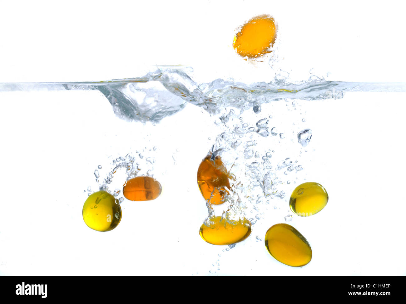 Kleinen gelben Steinen im Wasser planschen Stockfoto