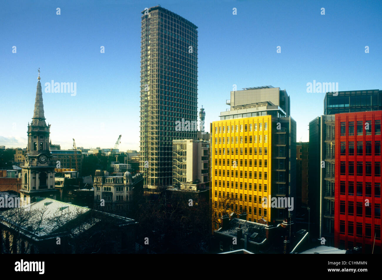 St Giles in den Bereichen Kirche, Mittelpunkt, BT Tower und Central St Giles Gebäuden von Renzo Piano, London am Winterabend Stockfoto