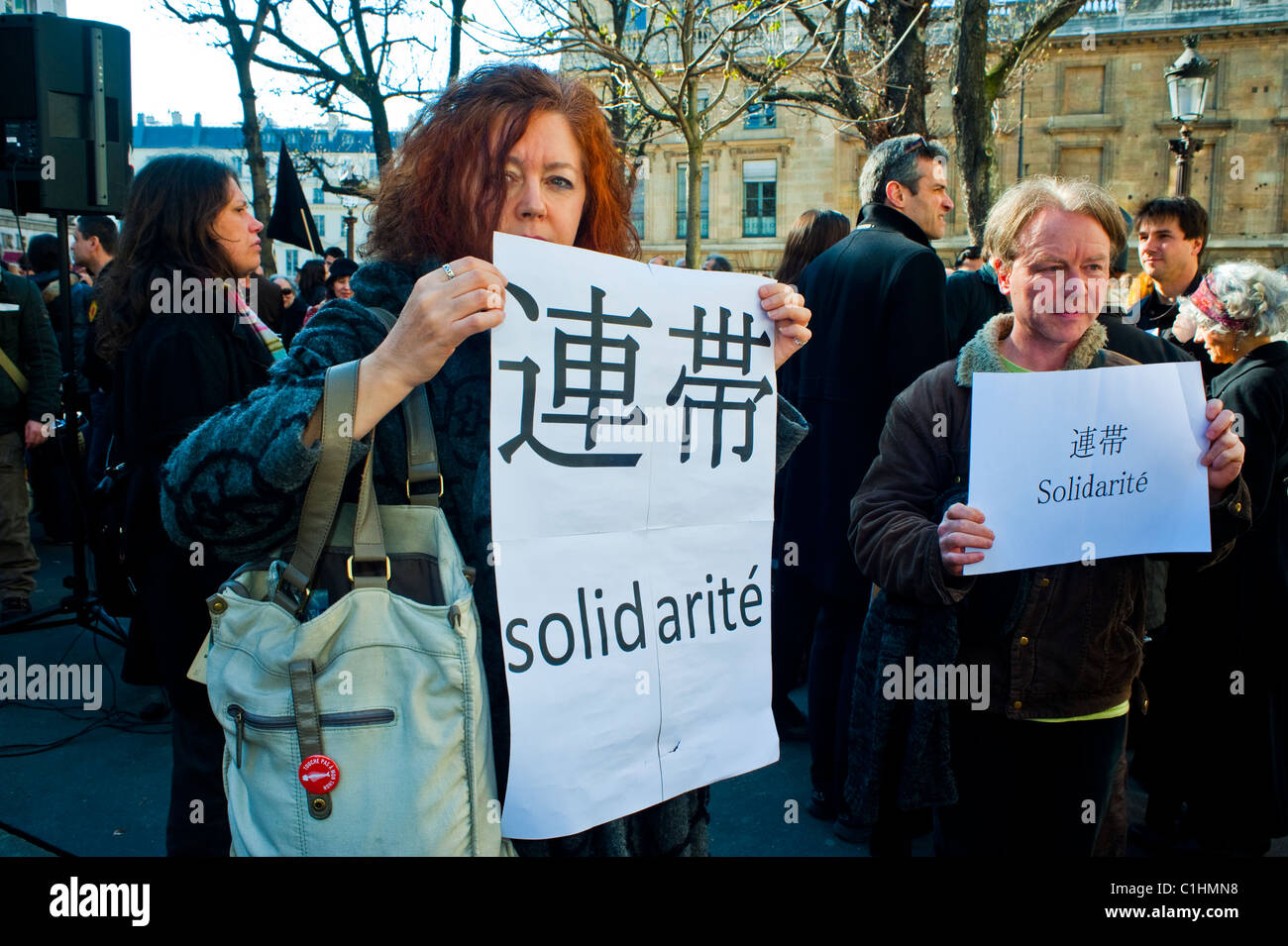 Paris, Frankreich, Franzosen demonstrieren gegen Atomkraft, Aktivistin mit japanischsprachiger Protestnote bei Demonstration Stockfoto