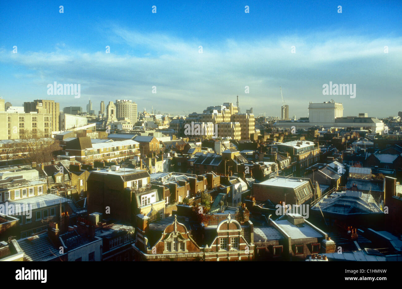Skyline von London mit Schnee aus Südosten St Giles in Covent Garten in Richtung der City of London Stockfoto