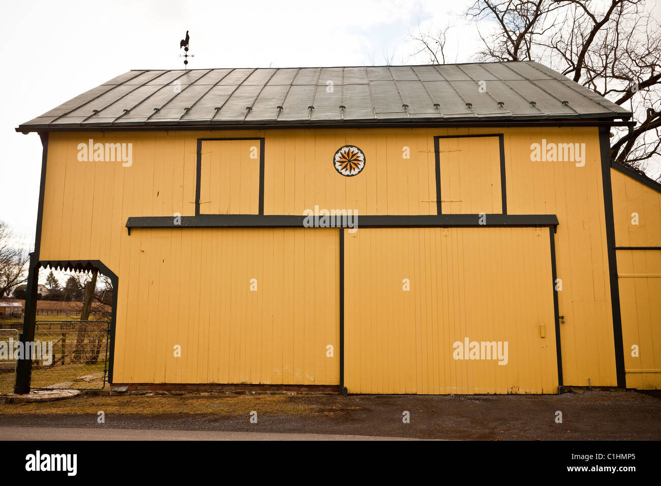 Traditionellen Amish Scheune mit Hex-Zeichen Maskottchen, PA Stockfoto