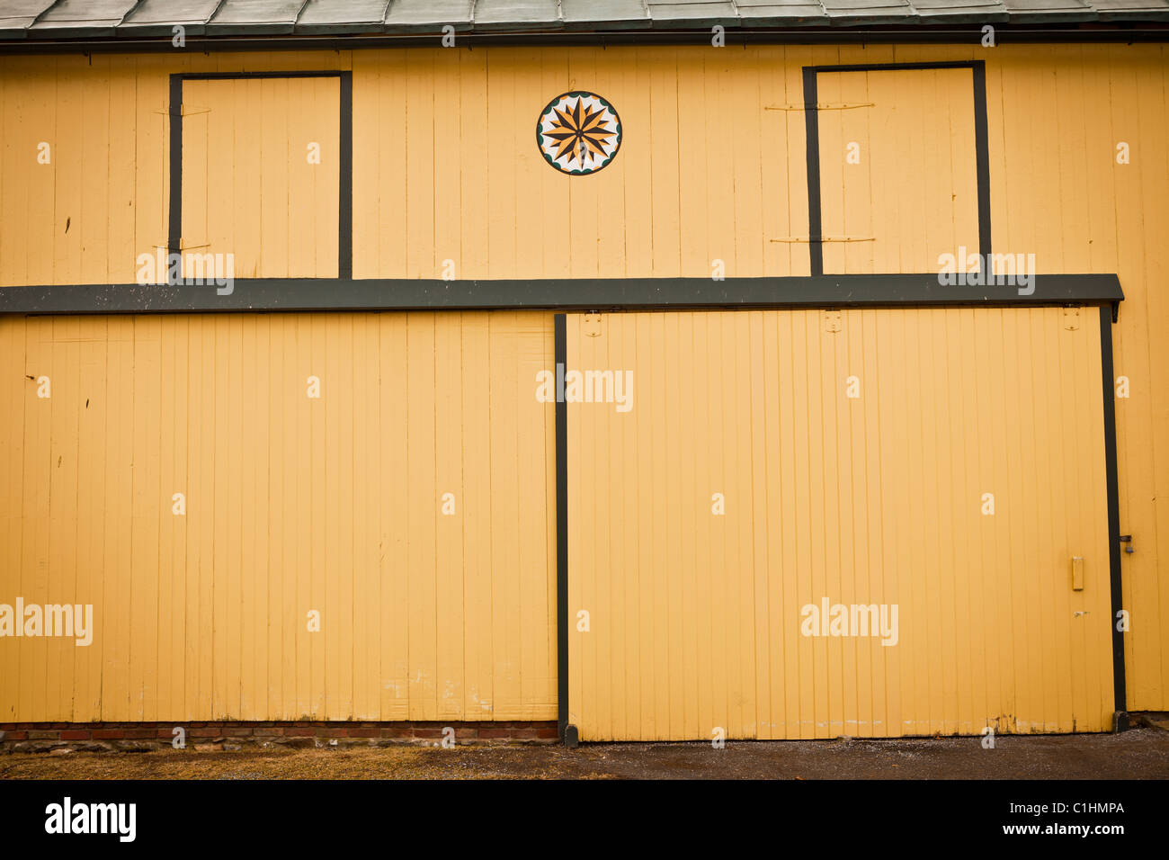 Traditionellen Amish Scheune mit Hex-Zeichen Maskottchen, PA Stockfoto