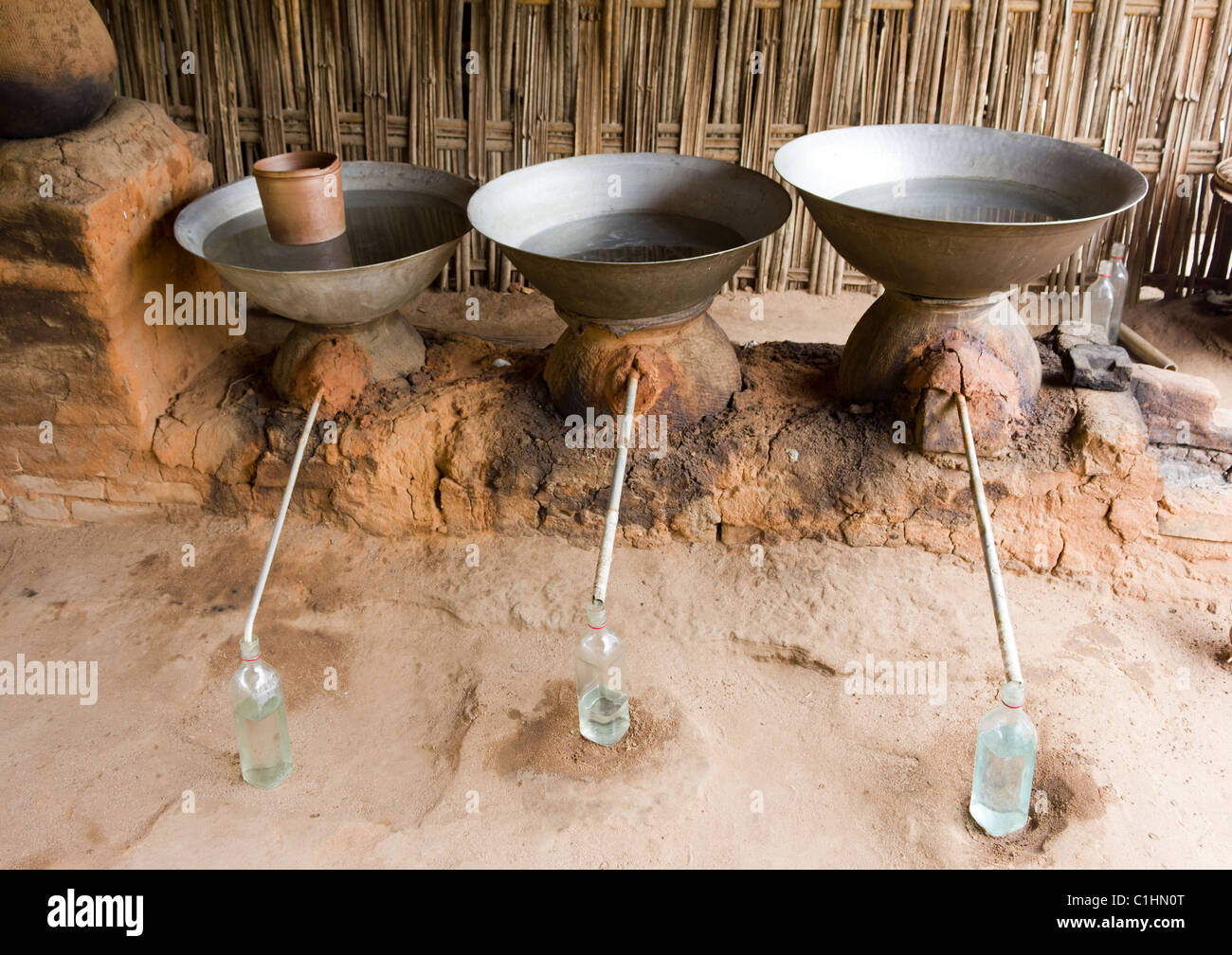 noch für die Herstellung eines Getränks namens Arrak von Toddy oder SAP-Palmyra oder Toddy Palm-Geräte in der Nähe von Bagan, Birma-Myanmar Stockfoto