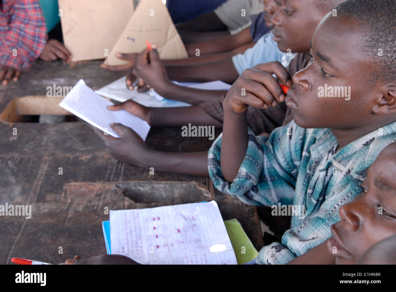 Ehemalige Kindersoldaten lernen Französisch lesen und schreiben im Zentrum für Transit und Orientierung für ehemalige Kindersoldaten, das von CAJED betrieben wird, einer kongolesischen NGO, die von UNICEF unterstützt wird und mit benachteiligten Kindern und Jugendlichen in der Stadt Goma arbeitet. Kongo, DR Afrika Stockfoto