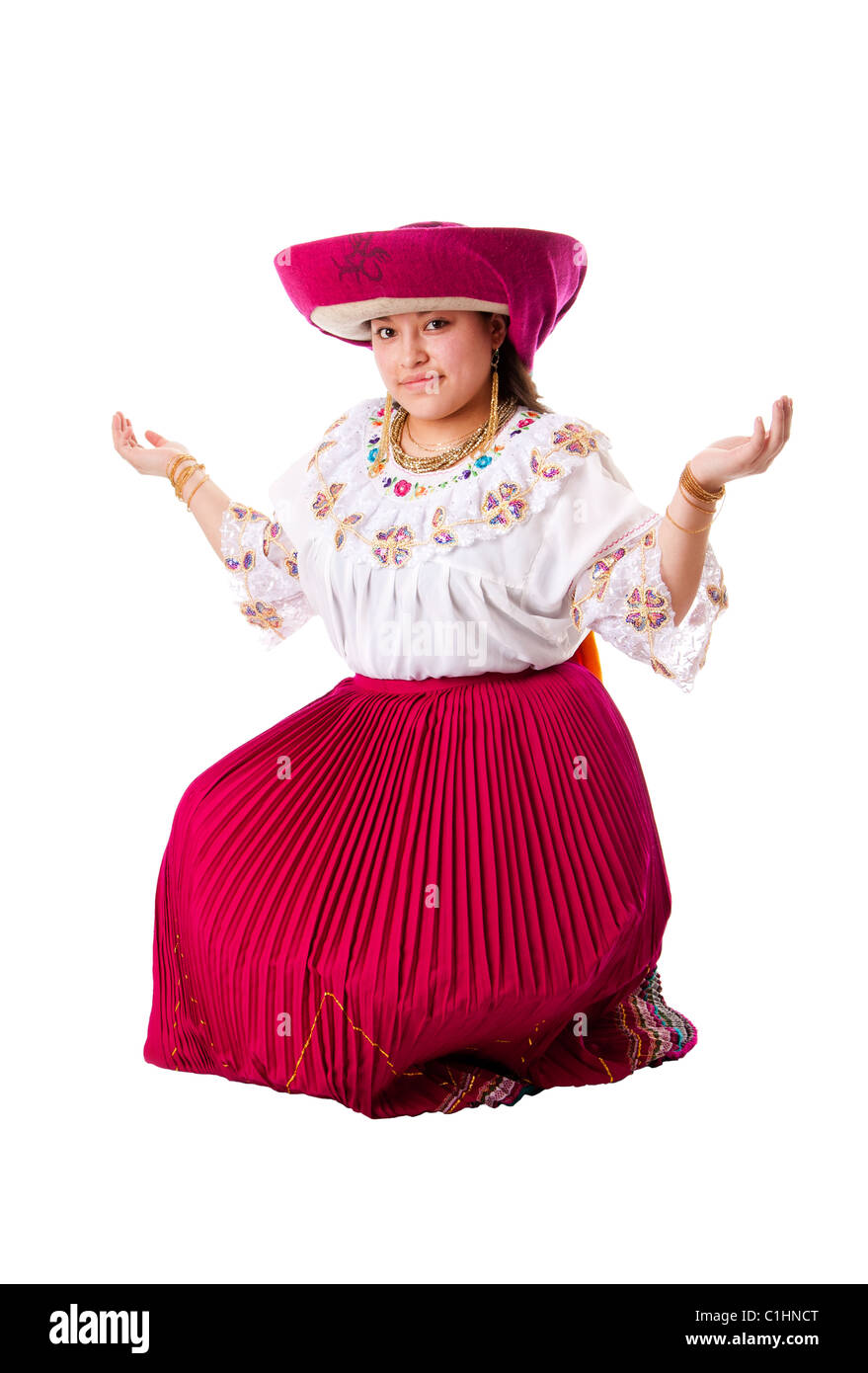 Schöne glückliche Indianerin aus Anden, Ecuador, Peru oder Bolivien mit Folklore Kleidung und Hut sitzt, isoliert. Stockfoto