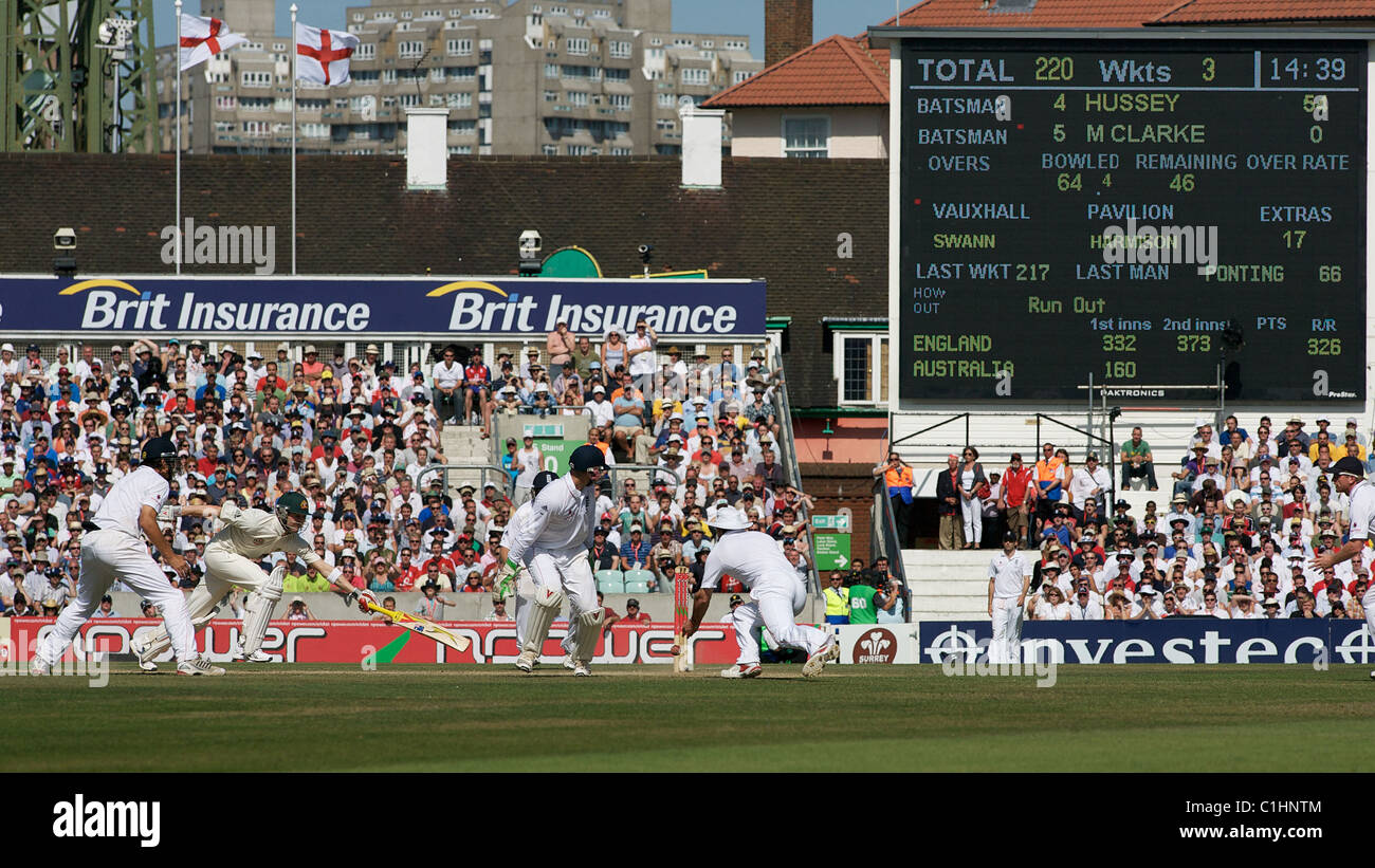 Michael Clarke ist von Andrew Strauss auslaufen und England feiern die dritten Schiedsrichter Entscheidung während der fünften Asche-Testspiel Stockfoto