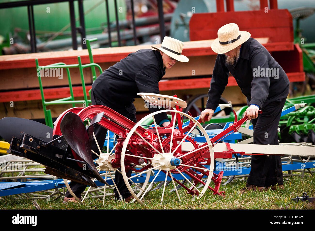 Amish men inspect farm equipment -Fotos und -Bildmaterial in hoher ...